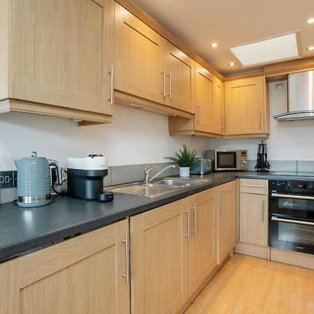 Starhost Residences - Central 3 Bed Apartment At Regents Court, Newbury Ньюбері Екстер'єр фото