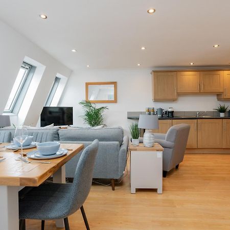 Starhost Residences - Central 3 Bed Apartment At Regents Court, Newbury Ньюбері Екстер'єр фото