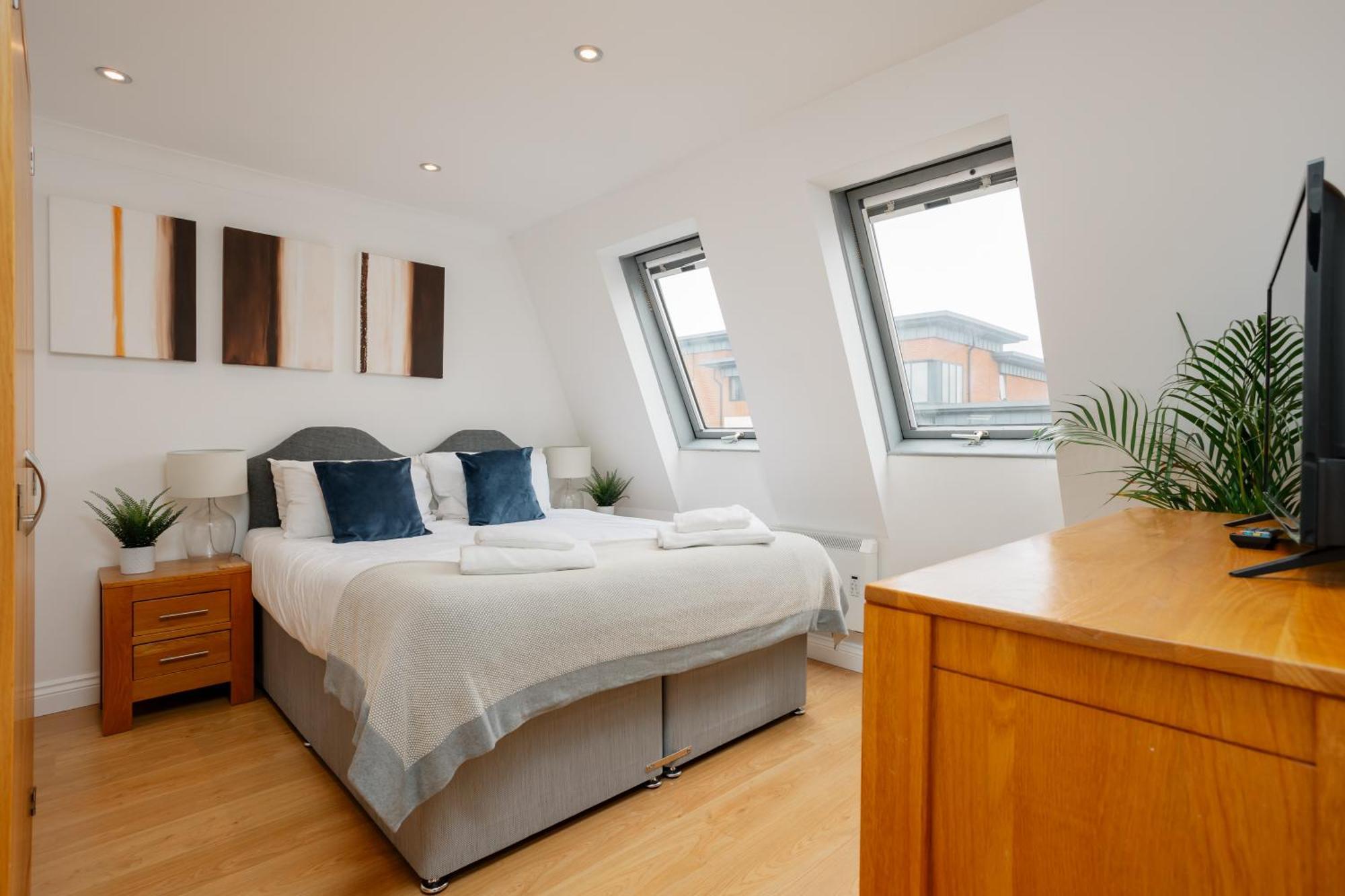 Starhost Residences - Central 3 Bed Apartment At Regents Court, Newbury Ньюбері Екстер'єр фото