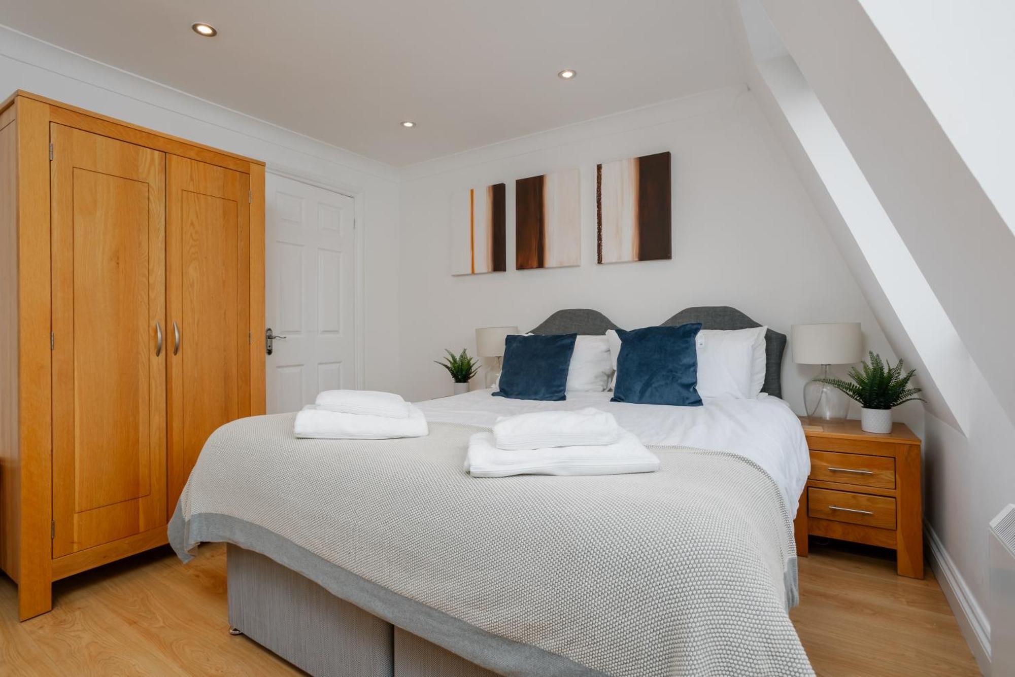 Starhost Residences - Central 3 Bed Apartment At Regents Court, Newbury Ньюбері Екстер'єр фото