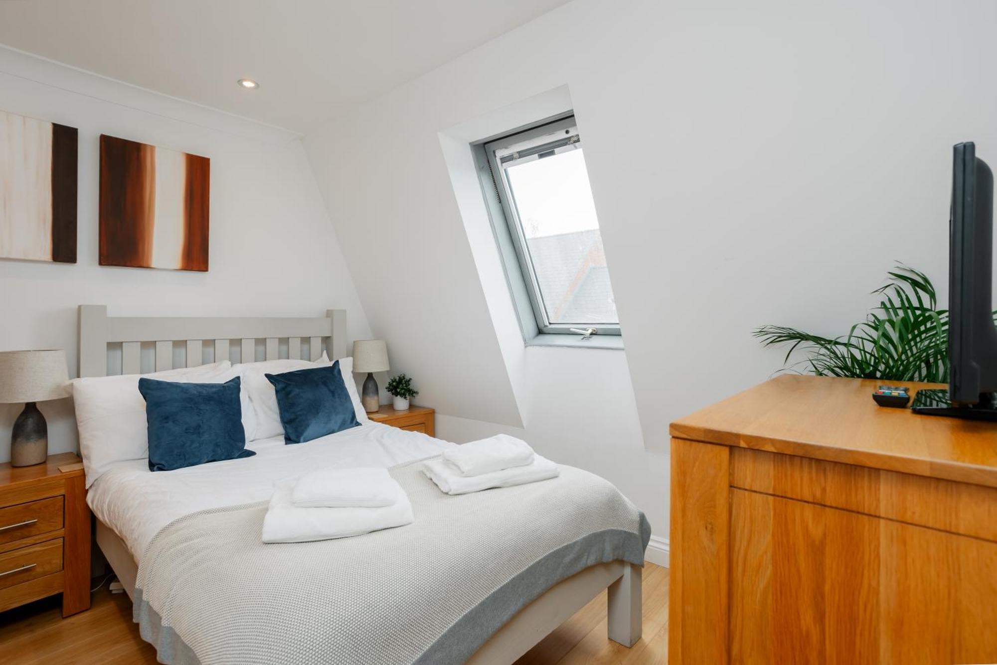 Starhost Residences - Central 3 Bed Apartment At Regents Court, Newbury Ньюбері Екстер'єр фото