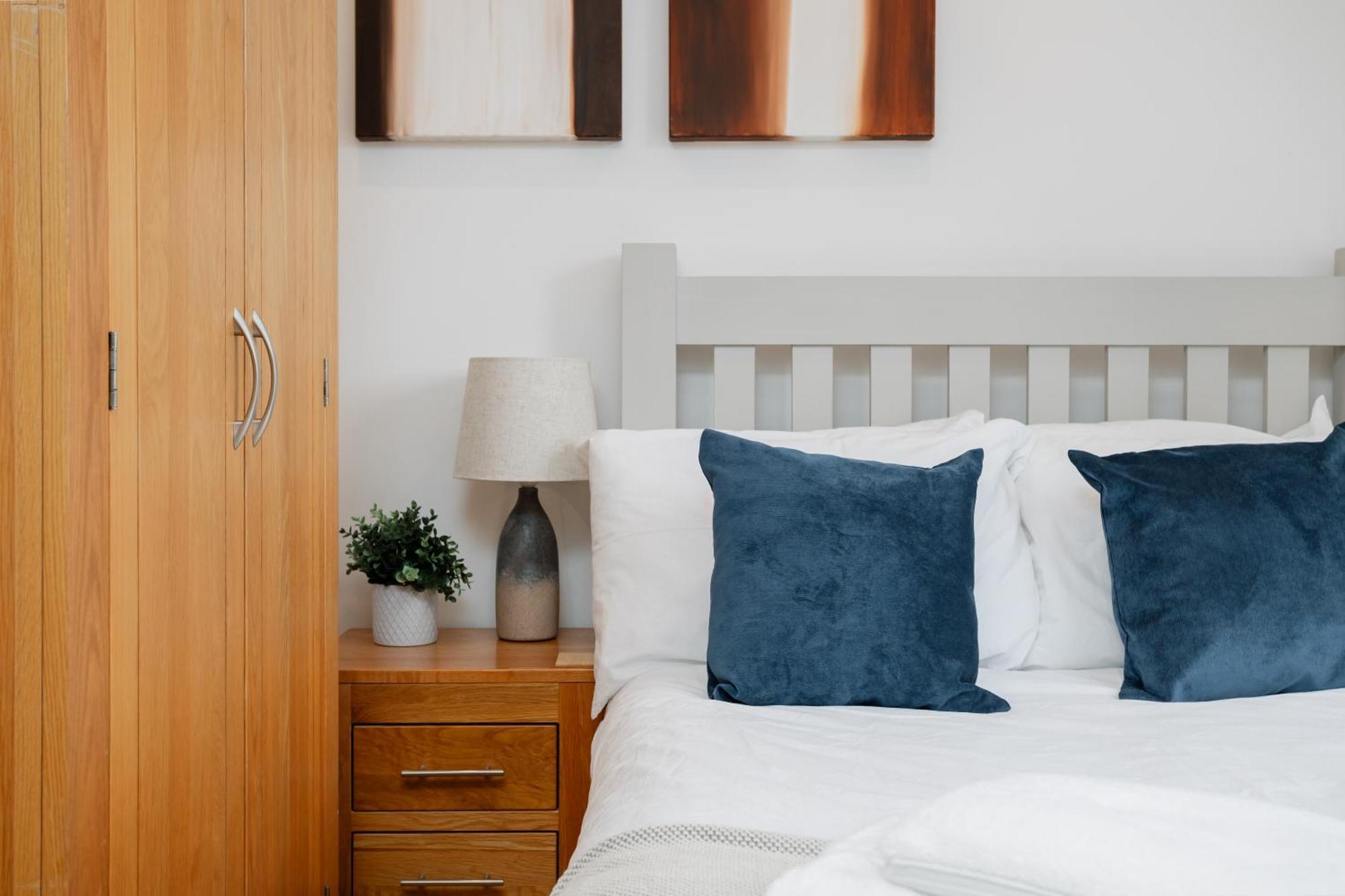 Starhost Residences - Central 3 Bed Apartment At Regents Court, Newbury Ньюбері Екстер'єр фото