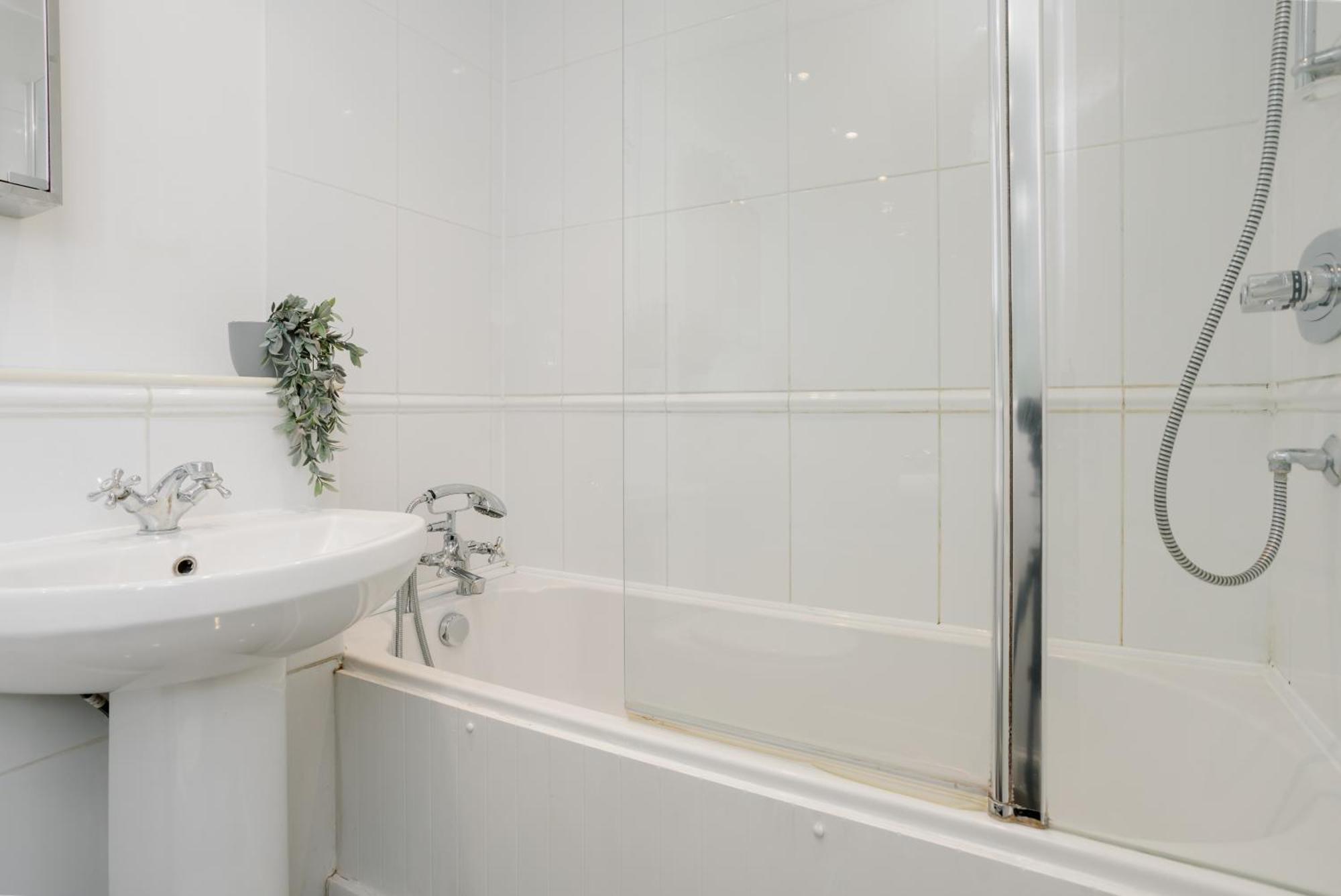 Starhost Residences - Central 3 Bed Apartment At Regents Court, Newbury Ньюбері Екстер'єр фото