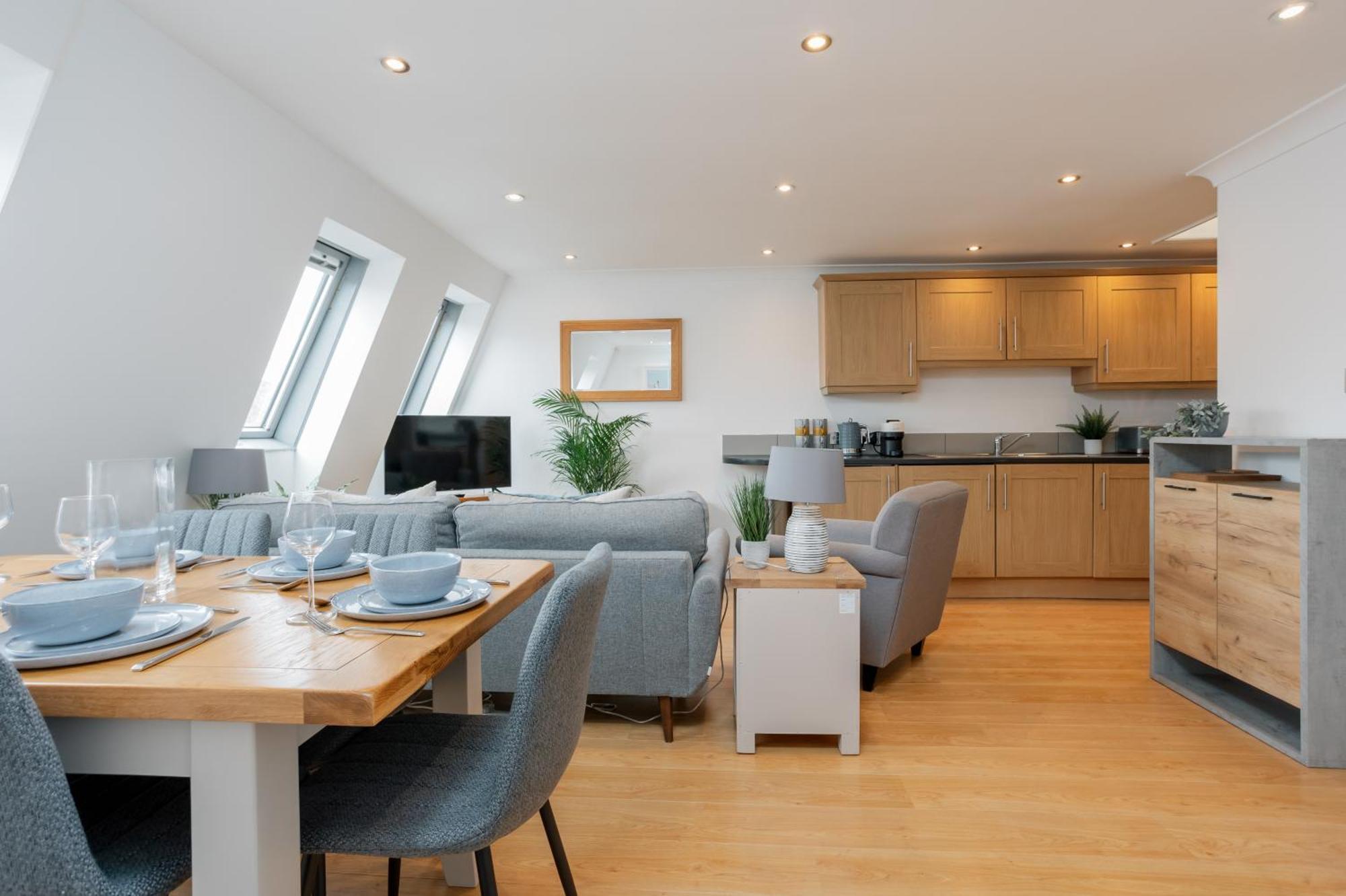 Starhost Residences - Central 3 Bed Apartment At Regents Court, Newbury Ньюбері Екстер'єр фото