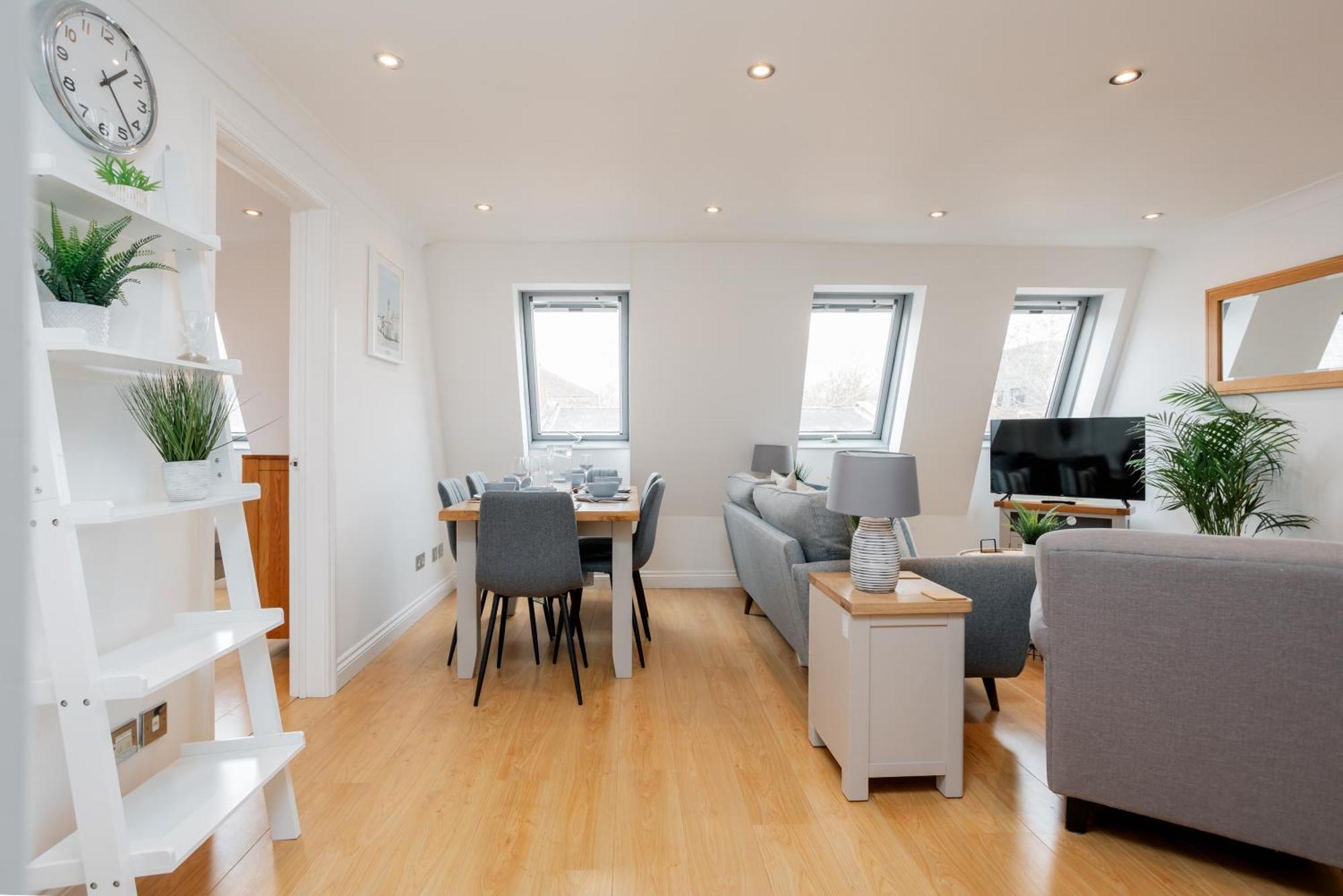 Starhost Residences - Central 3 Bed Apartment At Regents Court, Newbury Ньюбері Екстер'єр фото
